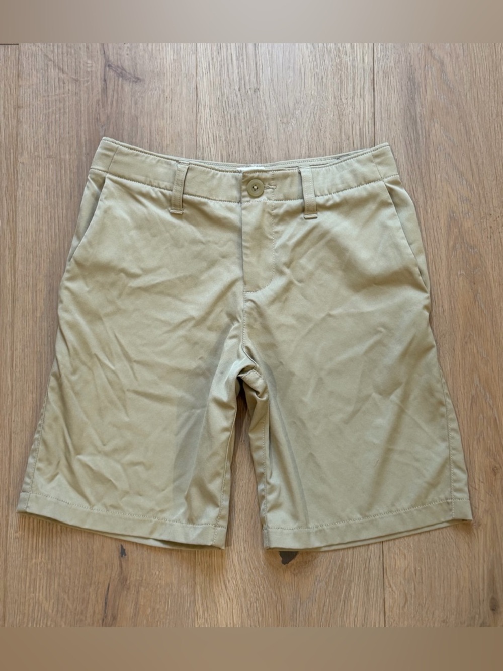 Under Armour boys 10 loose beige flat front shorts